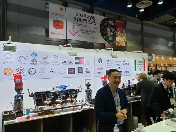 2019 커피엑스포에서 이용준차장이 이탈리안 커피를 설명하고 있다.