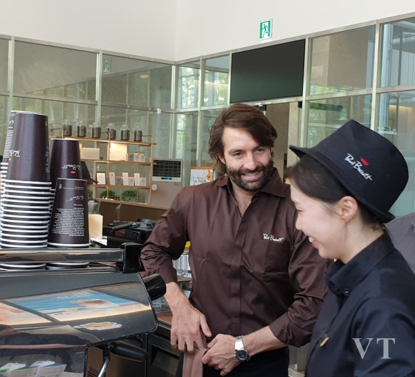 바리스타 세계 챔피언 폴 바셋이 일원역점에서 직접 커피 추출 준비를 하고 있다.