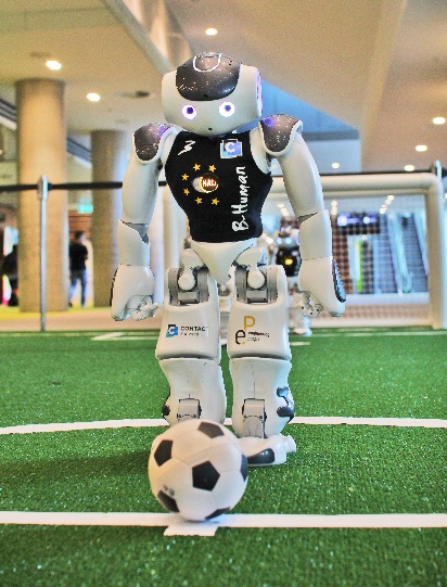 세계 챔피언컵 파이널에서 2:1로 우승한 B-Human 로봇 (사진제공: 한국이구스)