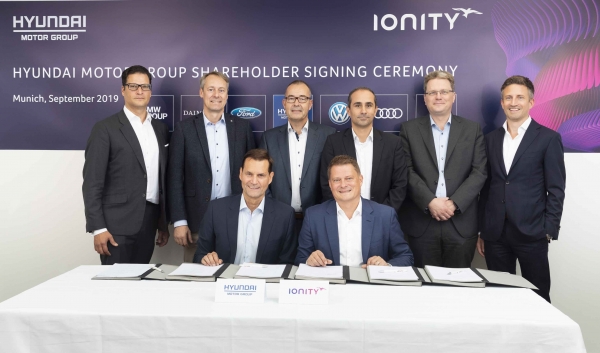 현대·기아차가 독일 뮌헨에 위치한 아이오니티 본사에서 투자 및 전략적 사업 협력에 대한 계약을 체결했다 (사진제공: 현대기아자동차)