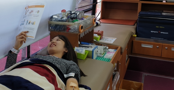 한국보건복지인력개발원 직원이 헌혈행사에 참여하고 있다 (사진제공: 한국보건복지인력개발원)
