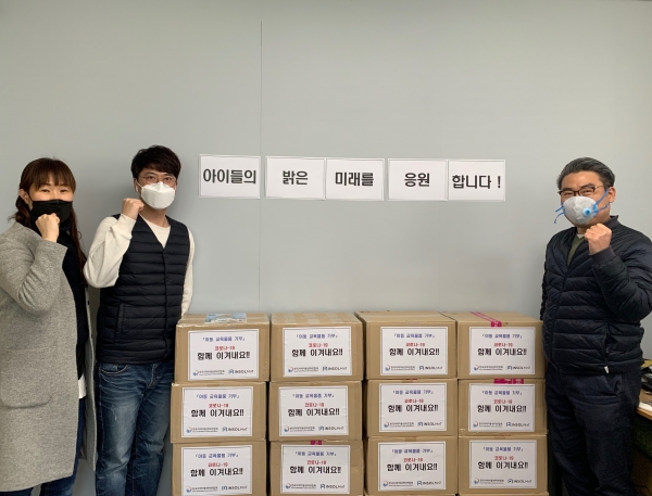 인솔엠앤티가 한국지역아동센터연합회에 증강현실 색칠도서 3000권을 기부했다 (사진제공: 한국지역아동센터연합회)