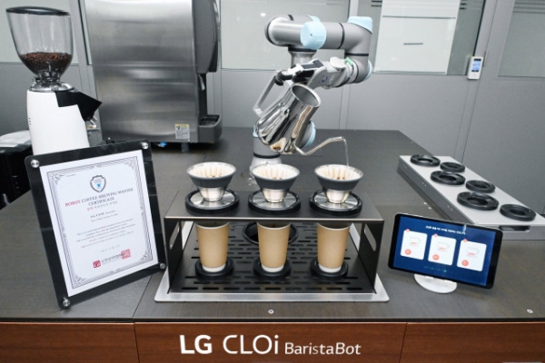 로봇 브루잉 마스터 자격증을 획득한 LG 클로이 바리스타봇이 커피를 만들고 있다 (사진제공: LG전자)