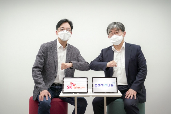 왼쪽부터 김윤 SKT CTO와 박웅양 지니너스 대표가 유전체 분석 AI 알고리즘 개발 및 신약 타겟 발굴을 위한 업무 협약을 맺었다 (제공: SK텔레콤)