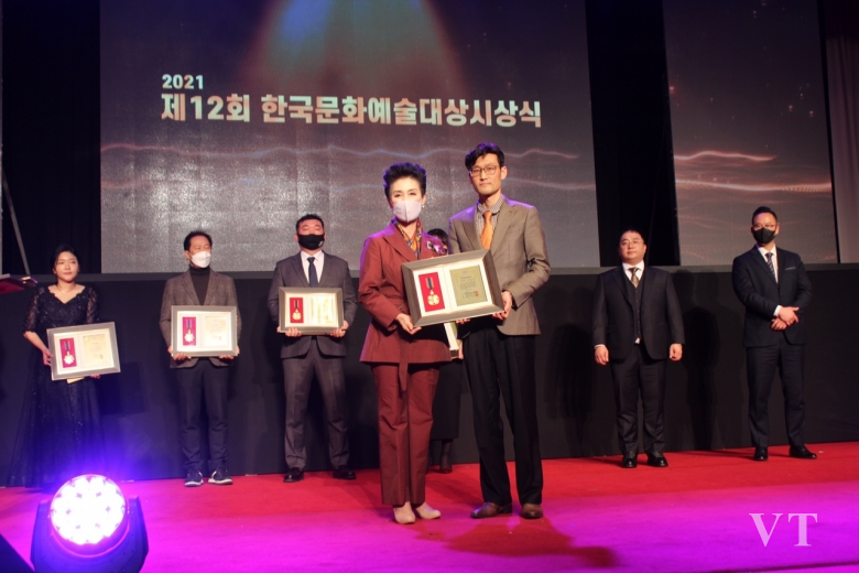에디슨커피 이윤재 대표가 한국문화예술대상 시상식에서  커피브랜드대상를 수상하고 있다
