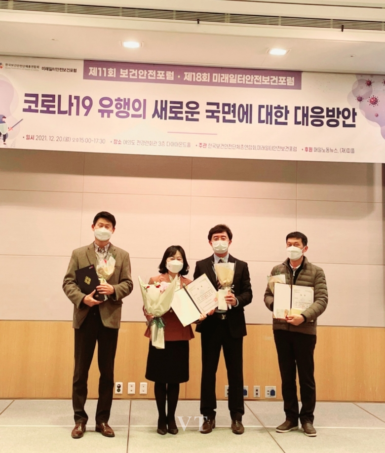 왼쪽부터 2번째 한국보건안전단체총연합회 회장 정혜련, 3번째 장희돈 대표